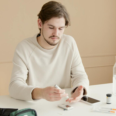 Paciente tomando la muestra para medir su glucosa sangre