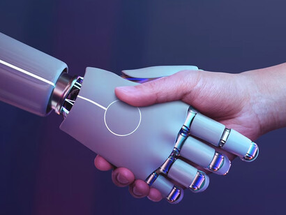 Mujer estrechando la mano del robot