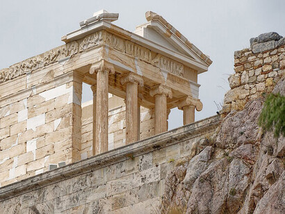 Ágora de Atenas, Grecia. En la Atenas clásica, el ágora y el teatro funcionaban como espacios donde la ciudadanía debatía sobre justicia, poder y responsabilidad colectiva