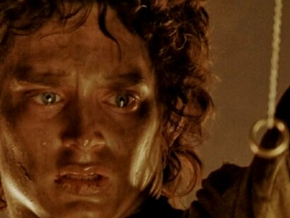 Era tão nosso que não cabiam outras crianças, pois jamais entenderiam o nosso conjunto compartilhado e o nosso ritmo. Porém, Tolkien é generoso e, apesar de ter sido difícil no início para mim — atribuo essa dificuldade à idade que não permite certas facilidades mais —, logo você se ambienta e entende aquele mundo de hobbits e orcs