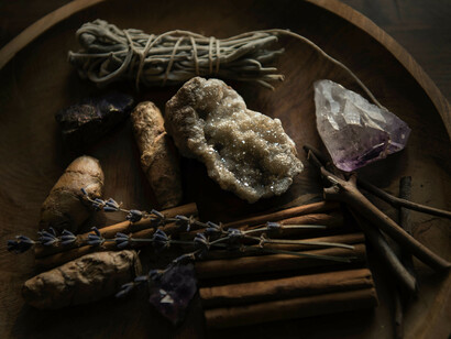 Acqua tofana. Un veleno senza traccia che veniva somministrato alle vittime prescelte da chi ne aveva richiesto una boccetta alla vecchia dell’aceto