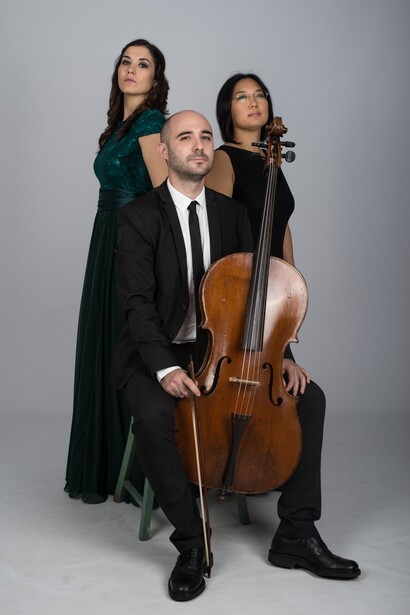 Guillermo Turina con las intérpretes Eugenia Boix y Tomoko Matsuoka