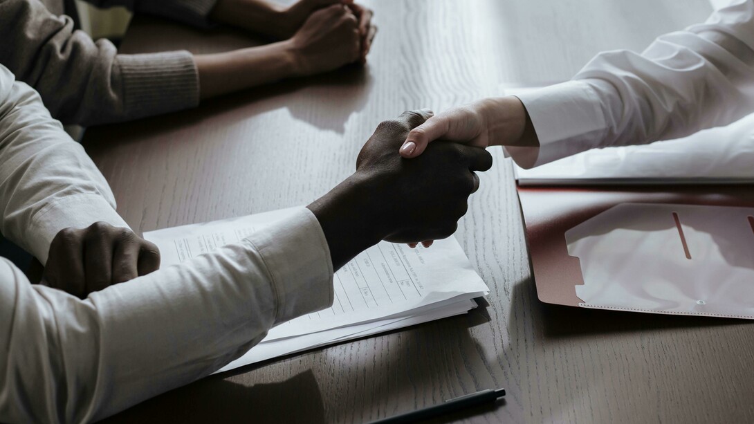 Colegas de trabalho se cumprimentam amigavelmente. Sinais sutis na comunicação humana podem ser grandes quanto ao impacto nos sentimentos alheios