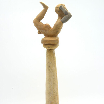 Figura masculina de acróbata en columna.
Taranto, Museo Arqueológico Nacional de Taranto, Italia