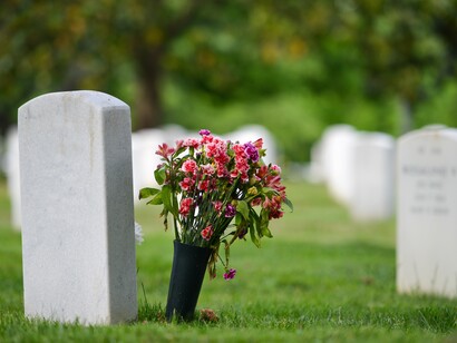 Tumba en un cementerio