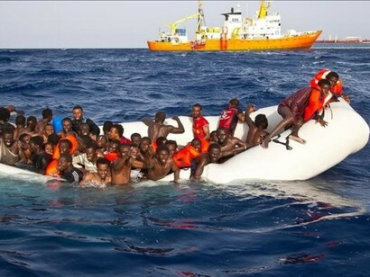 Una embarcación repleta de inmigrantes hundiéndose en el Mediterráneo