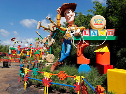 No ano de 2018, o parque temático do filme Toy Story foi reinaugurado com novas áreas e atrações, incluindo uma montanha-russa com o nome do Slinky, o cachorro de brinquedo do Andy e amigo do Woody
