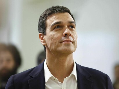 Pedro Sánchez mirando al cielo