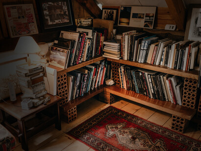 Casa. È bene evitare di sottovalutare il potere positivo che una casa, sgombra e ariosa, con colori luminosi senza essere troppo vivaci, ha sulla psiche di chi vi abita