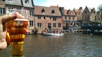 Disfrutando de una cerveza en Brujas, Bélgica