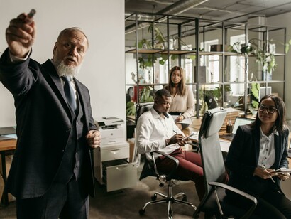 Hoje, a informação não flui mais de cima para baixo de forma controlada. Ela circula horizontalmente, sendo reinterpretada, questionada e ressignificada por múltiplos atores. Nesse ambiente, líderes que tentam se impor exclusivamente pela autoridade formal tendem a perder relevância, enquanto aqueles que sabem dialogar e construir legitimidade simbólica ganham espaço