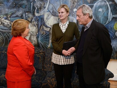 Paul Auster e la moglie Sara, alla sua destra, incontrano la Presidente del Cile Michelle Bachelet