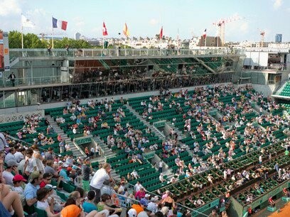 Le Court Philippe‑Chatrier animé par le public passionné, au cœur de l’action du tournoi de Roland‑Garros à Paris