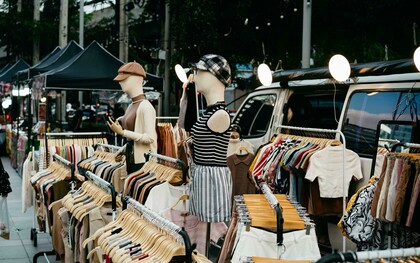 Em resposta à saturação do mercado globalizado e à despersonalização da oferta, cresce o interesse por marcas que produzem de forma responsável, respeitando o ritmo de trabalho e valorizando o saber-fazer artesanal. Esta proximidade entre quem cria e quem consome fortalece a confiança e contribui para uma relação mais humana com a moda. Em Portugal, esta tendência traduz-se no fortalecimento de projectos independentes e ateliers que combinam tradição, inovação e identidade contemporânea