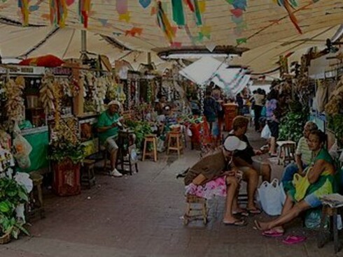 Bancas de temperos dentro do Mercado Ver-O-Peso, no Pará, Brasil