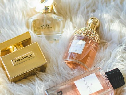 Frascos de perfume.  A essência era escudo contra a morte e contra a decadência — um gesto de negação da animalidade. Já nos séculos XVIII e XIX, com a emergência do sujeito urbano e individualizado, o perfume passou a performar o eu. Tornou-se extensão da personalidade, instrumento de diferenciação subjetiva: o cheiro passou a dizer quem se é — ou, sobretudo, quem se quer parecer ser