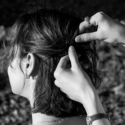 Dedicare tempo ai propri capelli significa anche riconoscere il valore del proprio benessere, sottraendosi per un momento alla fretta quotidiana