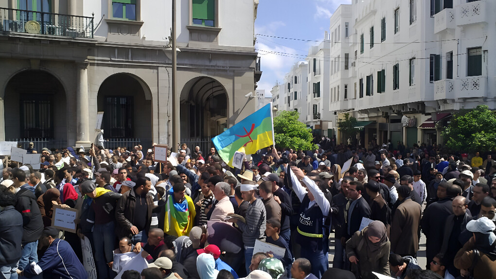 Le drapeau amazigh symbolise aujourd'hui la reconnaissance d'une identité culturelle et linguistique longtemps marginalisée