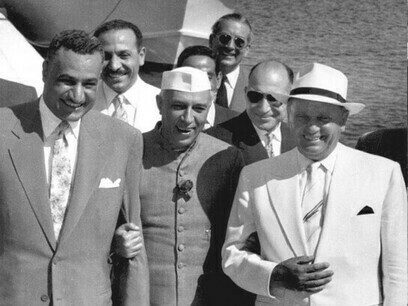 Josip Broz Tito, Jawaharlal Nehru und Gamal Abdel Nasser während des Treffens in Brioni, Jugoslawien, 1956