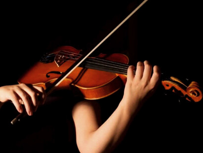 Mujer tocando el violín