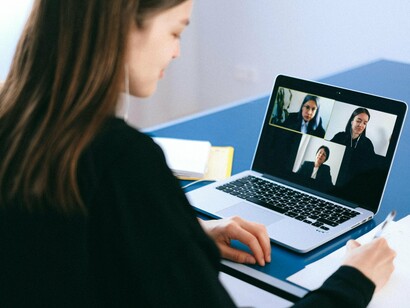 Entrevista de emprego on-line. No entanto, apenas criar um perfil não é suficiente. A otimização do perfil é essencial para garantir que ele seja encontrado pelos recrutadores e apareça nas buscas dentro da plataforma. Isso envolve o uso estratégico de palavras-chave relacionadas à sua área de atuação, um resumo bem estruturado que destaque suas habilidades e conquistas e um título profissional que vá além do simples cargo atual, demonstrando sua proposta de valor



