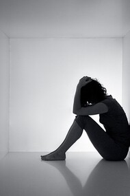 Mulher sozinha e triste