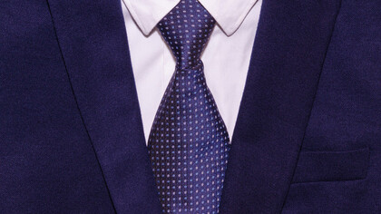 Sí, el mundo se divide entre los que se ponen traje y corbata y los que no. Me acababa de quedar claro