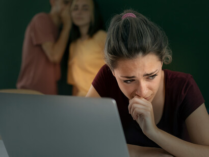 Ciberbullying.  As redes sociais tornam-se, assim, plataformas de mobilização política e de propagação de discursos de ódio contra as minorias