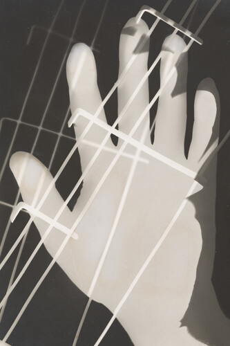 László Moholy-Nagy
Untitled, 1926
Photogram (gelatin silver print), 23.8 x 17.8 cm
Los Angeles County Museum of Art, Ralph M. Parsons Fund
© 2015 Hattula Moholy-Nagy/VG Bild-Kunst, Bonn/Artists Rights Soci- ety (ARS), New York
Photo: courtesy Museum Associates/LACMA