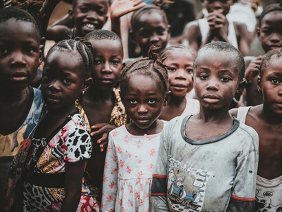 Dans les regards de ces enfants se dessine une question centrale : appartient-on d’abord à une nation ou à une communauté ?