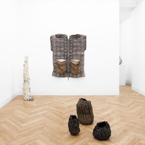 Various artists, Metamorphosis: on clay, exhibition view. Courtesy of Huxley-Parlour Gallery