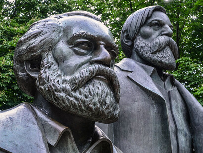 Acercamiento a la estatua de Marx y Engels en Berlín