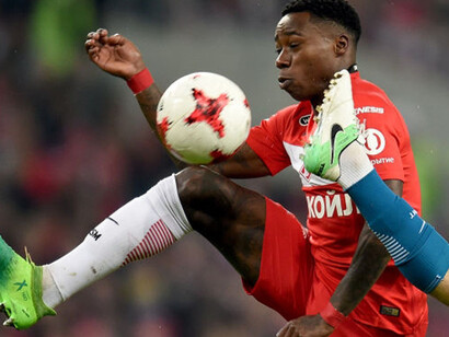 Quincy Promes dello Spartak durante uno scontro di gioco con Luis Neto