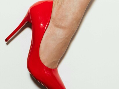 Sapatos clássicos. Os primeiros registros do que seriam os ancestrais dos nossos calçados surgem há milhares de anos, numa época em que as necessidades falavam mais alto que os desejos. Peles, fibras, pedaços de couro rudimentar: tudo servia para proteger os pés do frio, das pedras, das surpresas do caminho. Há quem acredite que os egípcios foram pioneiros ao dominar a arte de curtir o couro e fabricar sandálias
