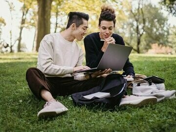 Estudantes universitários estudam juntos. A verificar-se a medida, as famílias chegarão ao fim do mês com menos dinheiro na carteira do que presentemente – diga-se de passagem que as coisas, no presente ano, já não estão propriamente famosas para quem está a tirar um curso e para quem o financia