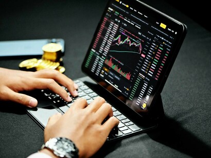 Avalanche de pessoas que decidiram investir em criptomoedas