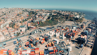 Una vista panorámica de Valparaíso y su concurrido puerto, que representa la posición estratégica de Chile en el comercio regional y mundial