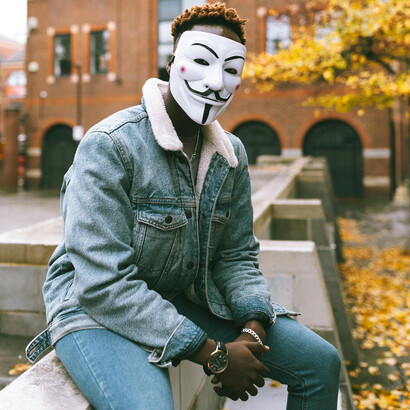 Homem mascarado. É na “bolha” política onde uma observação mais atenta nos leva a maior insatisfação e espanto