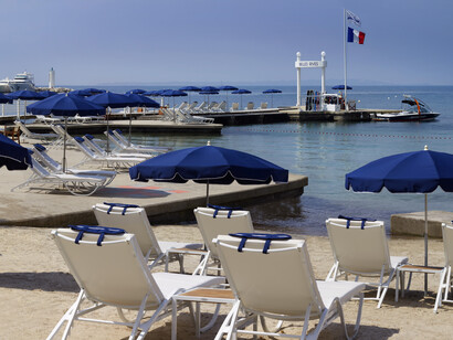 Plage en dur, vue sur ski nautique