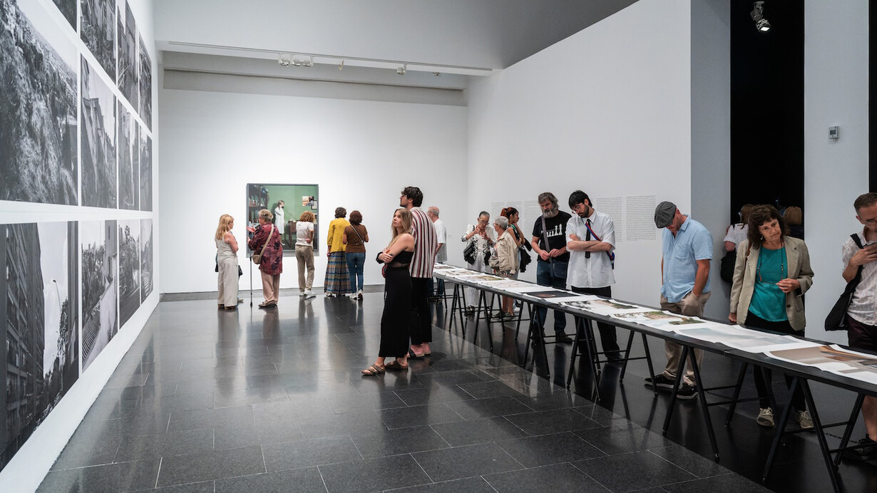 Varios artistas, Una ciudad desconocida bajo la niebla, vista de exhibición. Cortesía de Museu d’Art Contemporani de Barcelona