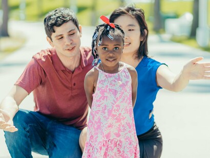 Família se diverte em parque. Algumas sentem medo de trair o pai ou a mãe biológicos ao se aproximar dessa nova pessoa. Outras se recolhem, na defensiva, por insegurança, por experiências passadas, ou simplesmente por não saber como reagir à presença de alguém que agora ocupa um espaço na casa e na vida