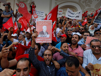 Gli osservatori internazionali, con sempre maggiore insistenza, si chiedono cosa stia succedendo in Tunisia 