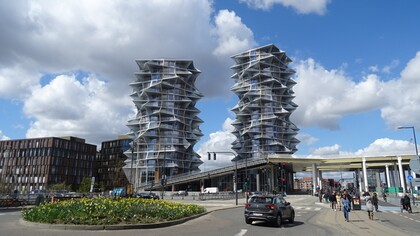 Bjarke Ingels Group (BIG) presentó sus diseños para un proyecto en el centro de Copenhague. El proyecto cuenta con una tienda urbana de IKEA, un hotel económico y apartamentos residenciales conectados por espacios verdes, 2017, Dinamarca