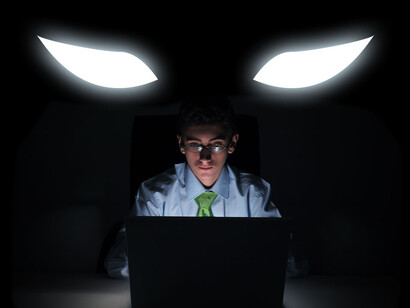 Dos ojos vigilan a un internauta