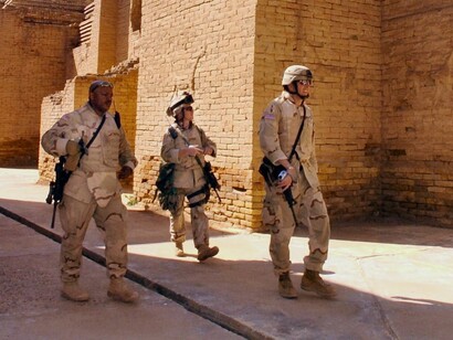 Militari americani fra le rovine di Babilonia, Iraq