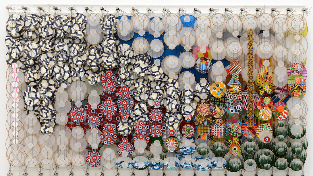 Jacob Hashimoto, The clearing,
2015,
107 x 180 x 20 cm,
bambù, dacron, carta, nylon, acrilico e
pigmenti / bamboo, dacron, paper, nylon,
acrylic and pigments, foto Michele Alberto Sereni, courtesy Studio la Città