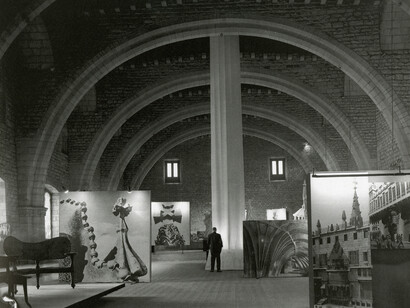 L’exposició Gaudí al Saló del Tinell muntada per Josep Ma. Sostres i Oriol Bohigas i Joan Prats. Barcelona, 1956. © Fons Fotogràfic F. Català – Roca – Arxiu Fotogràfic de l’Arxiu Històric del Col•legi d’Arquitectes de Catalunya