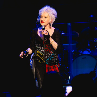 Relembrando a energia dos anos 80, Cyndi Lauper trouxe emoção e história ao palco do Rock in Rio 2024. Cyndi Lauper em apresentação no Royal Albert Hall, em junho de 2024