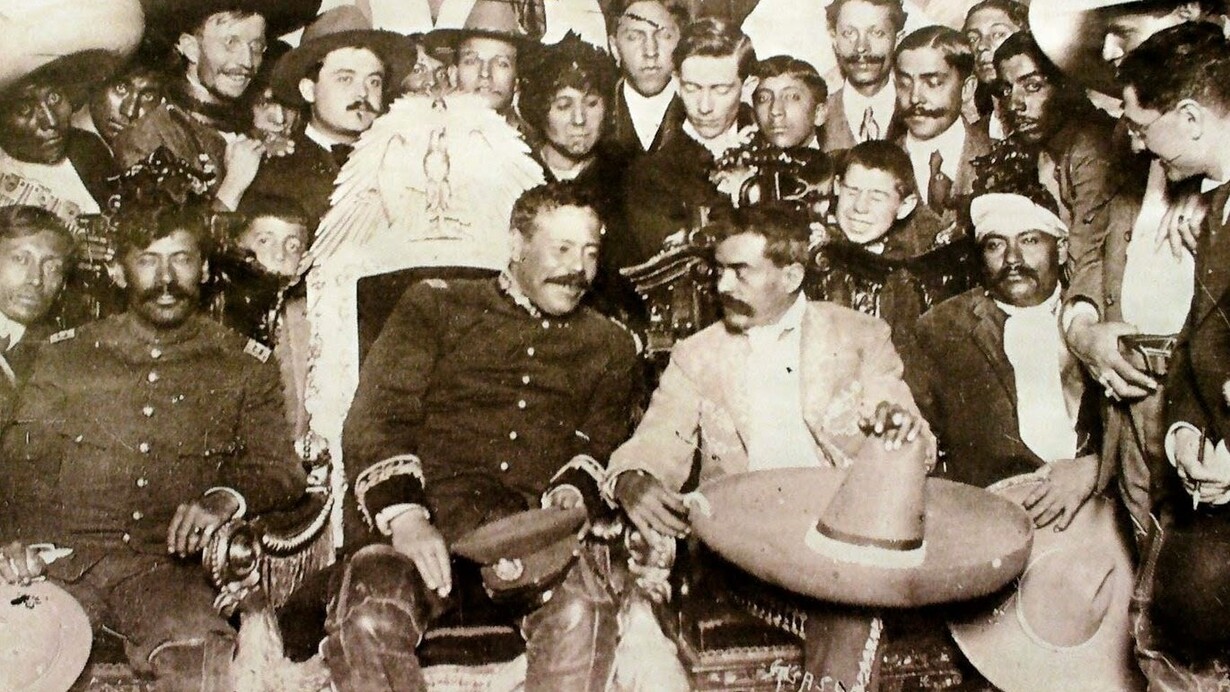 Pancho Villa sentado en la silla presidencial de México