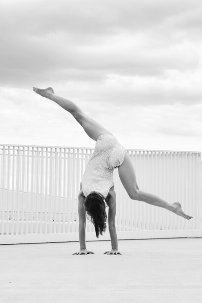Mujer practicando yoga